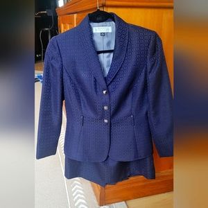 Tahari skirt suit NWOT size 2P